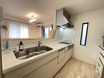 �@���Ƒ��̗l�q�������Ȃ���Ǝ����ł���J�E���^�[�L�b�`��